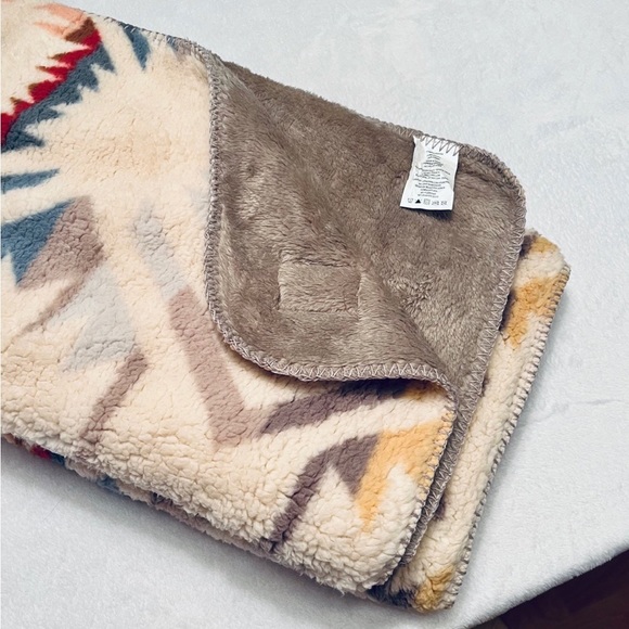 NEW!! Pendleton White Sands Aztec Sherpa throw blanket - Picture 9 of 14